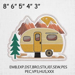 Könnte beinhalten: Ein gestickter Aufnäher mit einem gelben Wohnwagen mit braunem Dach und Fenstern vor dem Hintergrund von Bergen. Der Wohnwagen ist von grünen Bäumen und einem braunen Feldweg umgeben. Der Aufnäher ist 8 Zoll mal 6 Zoll, 5 Zoll mal 4 Zoll und 3 Zoll mal 3 Zoll groß. Der Text "EMB,EXP,DST,BRO,STX,JEF,SEW,PES PEC,VP3,HUS,XXX" ist unter dem Aufnäher aufgedruckt.