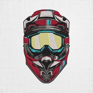 Könnte beinhalten: Ein rot-schwarz-blauer Motocross-Helm mit einer gelb getönten Scheibe. Der Helm hat ein grafisches Design mit einem roten und blauen Streifen an der Seite.