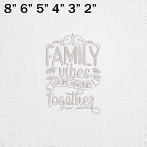 Könnte beinhalten: Ein weißes Stickdesign mit den Worten "FAMILY vibes MAKING MEMORIES Together". Das Design ist etwa 20 cm breit. Der Text ist in einer Schreibschrift mit dekorativen Elementen.