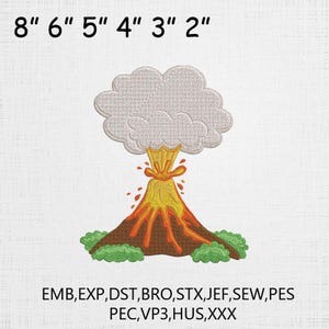 Op de afbeelding: Een geborduurd vulkaanontwerp met een grijze wolk, gele en oranje lava en groene struiken aan de basis. De afbeelding bevat de tekst "8" 6" 5" 4" 3" 2"" en borduurformaten.