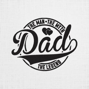 Può includere: Grafica in bianco e nero con il testo "The Man - The Myth - The Legend" che circonda la parola "Dad" con due cuori sopra la parola.