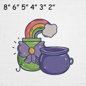 以下が含まれることがあります： 緑色のポットと紫のリボン、虹が描かれた刺繍デザイン。紫色の大釜がポットの隣にあります。デザインの幅は約20cmです。