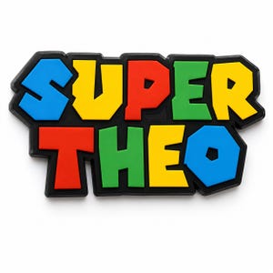 Pu&ograve; includere: Un adesivo colorato con la scritta "SUPER THEO" in grassetto e a blocchi. Le lettere sono blu, gialle, rosse e verdi, con un contorno nero. L'adesivo &egrave; probabilmente ispirato a Super Mario.