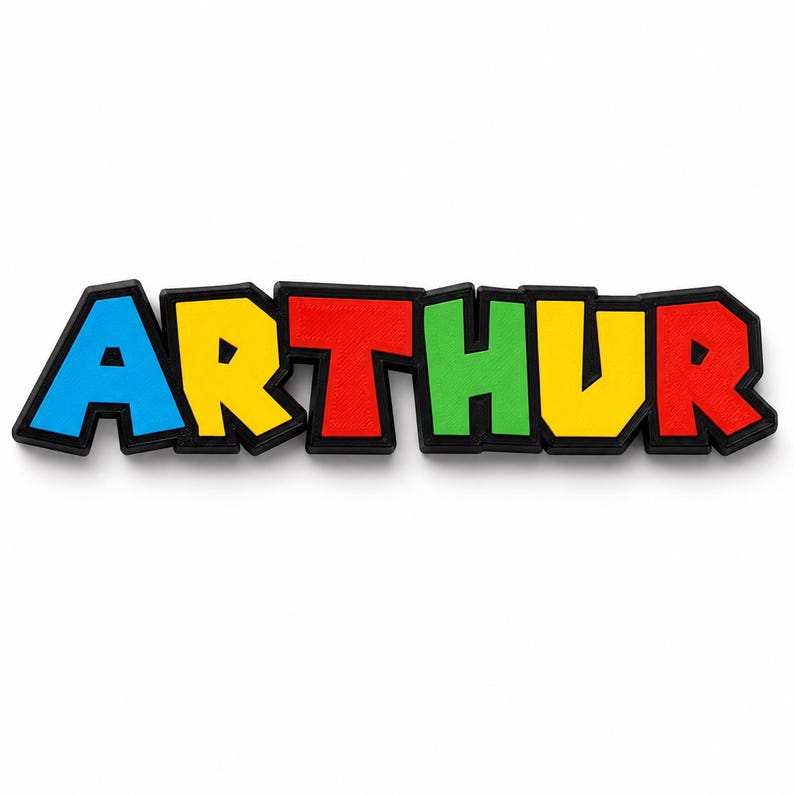 Pu&ograve; includere: Targhetta colorata con il nome "ARTHUR" in lettere 3D. Le lettere sono blu, gialle, rosse, verdi, gialle e rosse, con contorno nero. Un oggetto decorativo, adatto per una cameretta.