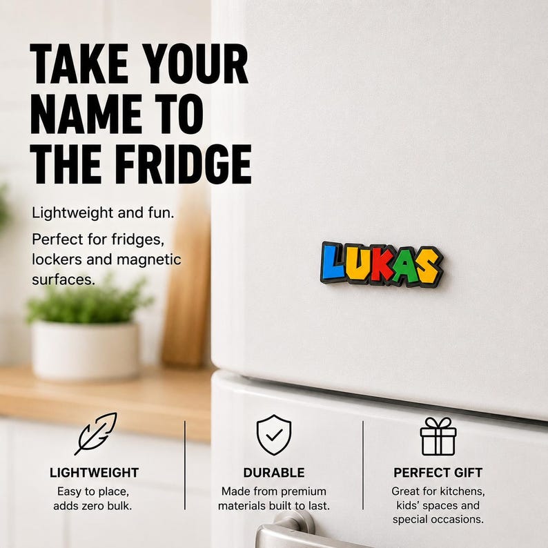 Pu&ograve; includere: Un magnete colorato con il nome "LUKAS" &egrave; esposto su un frigorifero bianco. Il magnete presenta lettere blu, gialle, rosse e verdi con un contorno nero. L'immagine include anche il testo "TAKE YOUR NAME TO THE FRIDGE".