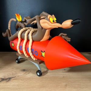 Wile E. Coyote con figura di razzo – Ispirato ai cartoni animati classici – Decorazione stampata in 3D realizzata a mano