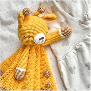 Schema all'uncinetto per Giraffe Lovey – Copertina di sicurezza per neonati morbida e coccolosa in formato Amigurumi PDF, perfetta come regalo per neonati e come elemento essenziale per la cameretta dei bambini.