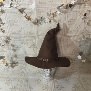 Sombrero de mago/bruja marrón con cinta y parte superior torcida - Sombrero de elfo, duende y feria del Renacimiento