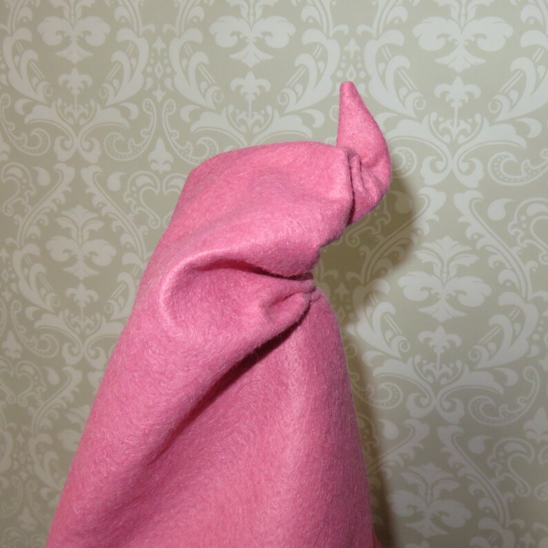 Puede incluir: Un gorro de gnomo de fieltro rosa con una punta puntiaguda. El gorro est&aacute; hecho de fieltro suave y peludo y tiene un dise&ntilde;o simple y cl&aacute;sico.