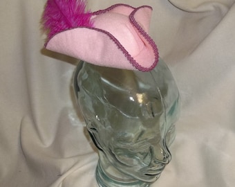 Tocado estilo pirata: mini sombrero tricornio rosa claro y rosa oscuro.