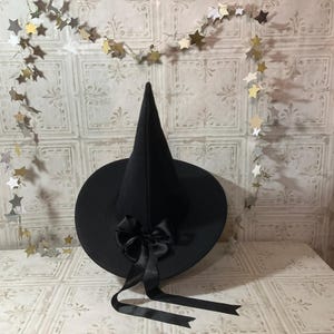 Elegante sombrero de bruja: sombrero de fieltro de lana negro con lazo de satén.