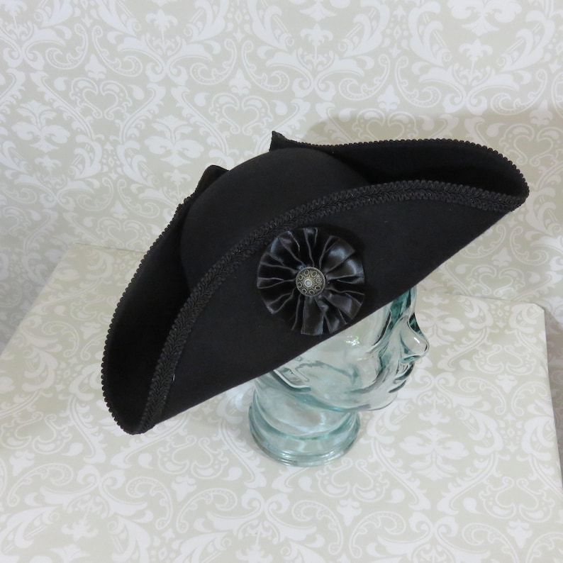 Sombrero pirata negro - Tricornio clásico con ribete negro y escarapela y/o plumas opcionales - Tricornio 100% lana imagen 7