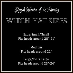 Puede incluir: Texto blanco y negro sobre fondo negro con el t&iacute;tulo "Witch Hat Sizes" y una tabla de tallas para sombreros de bruja. La tabla enumera las tallas de Extra Small/Small a Large/Extra Large con las medidas de circunferencia de la cabeza correspondientes en pulgadas.