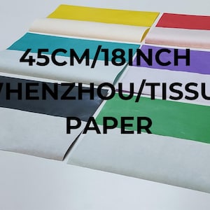 Op de afbeelding: Assortiment van gekleurde vellen tissuepapier, elk met een witte rand. De tekst "45CM/18INCH WENZHOU/TISSUE PAPER" is op de afbeelding gedrukt. De vellen zijn 45 cm lang en verkrijgbaar in diverse kleuren.