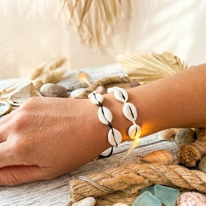 Braccialetto o cavigliera con conchiglie di ciprea, gioielli da spiaggia boho regolabili, regalo naturale con conchiglie per lei