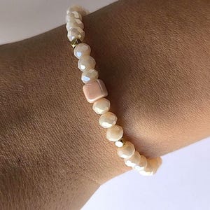 Champagnekleurige kristallen armband met mintgroene turkooizen kubuskraal, iriserende facetkraal, elastische armband, schattig pastelkleurig zomersieraad, cadeau voor haar.