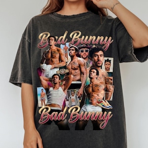 Könnte beinhalten: Dunkelgraues T-Shirt mit einer Collage von Bildern von Bad Bunny und dem Text "Bad Bunny" in goldener und rosa Schrift. Das T-Shirt hat einen Vintage-Look.