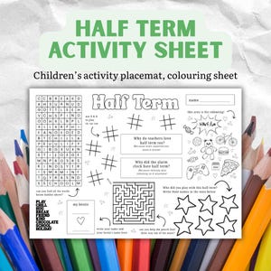 Op de afbeelding: Een kinderactiviteitenplacemat en kleurplaat met de woorden "Half Term Activity Sheet" bovenaan. De plaat bevat een woordzoeker, een doolhof en gebieden om te tekenen en te schrijven. Gekleurde potloden omringen de plaat.