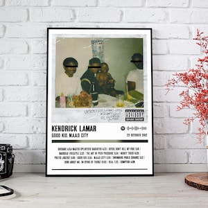 Puede incluir: Un póster enmarcado con la portada del álbum "Good Kid, M.A.A.D City" de Kendrick Lamar. La imagen muestra una foto de estilo vintage de personas en una mesa. El póster incluye el título del álbum, la lista de canciones y la fecha de lanzamiento.