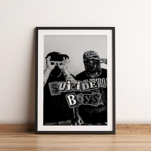 Könnte beinhalten: Schwarzweißfoto von zwei Personen in schwarzer Kleidung. Die Person links trägt einen schwarzen Hut und die Person rechts trägt eine schwarze Maske. Der Text "$uicideboy$ ist auf der Vorderseite des Shirts der Person rechts aufgedruckt.