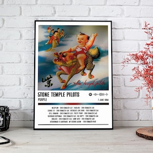Puede incluir: Un póster enmarcado con la portada del álbum "Purple" de Stone Temple Pilots. La obra de arte muestra a un bebé montando una criatura parecida a un dragón. El póster incluye el nombre de la banda, el título del álbum y una lista de canciones. La fecha es el 7 de junio de 1994.