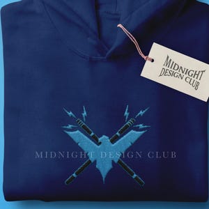 Gestickte Nachtwache | Blue Wing Waffen Unisex Hoodie