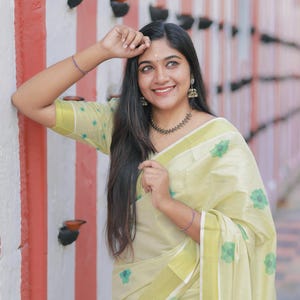 Taschentuch Kasavu Saree: Floraler Digitaldruck Onam Saree