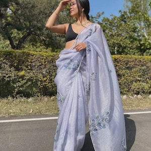 Elegante sari de organza con bordado floral azul claro: listo para usar / sari festivo ligero con blusa