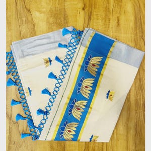 Elegantes Creme Blau Onam Spezielles Kerala Gewebe Saree mit Lotus Motiv Stickerei Quasten | Festival & Tempel tragen | Kasavu Stil Saree