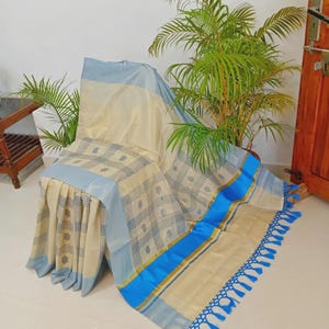 Kerala Tüll Saree: Himmelblau gestreift mit Quasten - Handarbeit