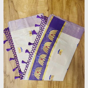 Elegantes Creme Lila Onam Spezielles Kerala Gewebe Saree mit Lotus Motiv Stickerei Quaste | Festival & Tempel tragen | Kasavu Stil Saree