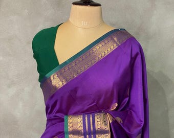 Sari de seda estilo Kanjivaram violeta / Borde Zari verde y dorado
