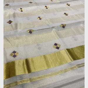 Kerala Kasavu Saree mit diagonalem goldenem und violettem Stickereidesign Traditioneller Tempel Saree Onam Festliche Kleidung Goldener karierter Gewebe Saree