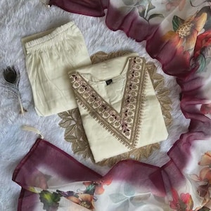 Elegante Creme Weiß Seide Kurti Anzug mit Stickerei und Floral Dupatta 3-teilige bereit zu tragen Set ethnischen festlichen Outfit indisch-pakistanischen