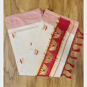 Elegantes Creme Rot Onam Spezielles Kerala Gewebe Saree mit Lotus Motiv Stickerei Quaste | Festival & Tempel tragen | Kasavu Stil Saree