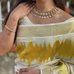Onam Spezieller Gewebe Saree in Off-White mit Gold Gewebter Borte & Pallu Festlicher Kerala Kasavu Look mit Bluse für Frauen traditioneller Saree