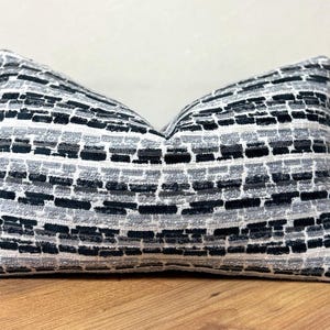 Modern Black Gray Textured Lumbar Pillow Cover – Geometric Woven Cushion for Sofa, Bed, Couch – Chic Rectangular Throw Pillow, Black White