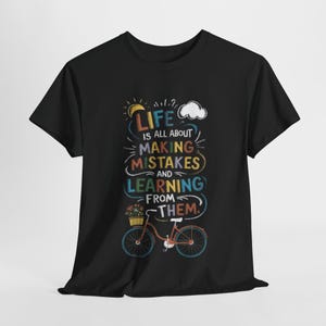 Life Lessons Unisex Heavy Cotton Tee | Koszulka z inspirującym cytatem, swobodny ubiór, prezent dla przyjaciół, motywująca koszulka, strój na lato