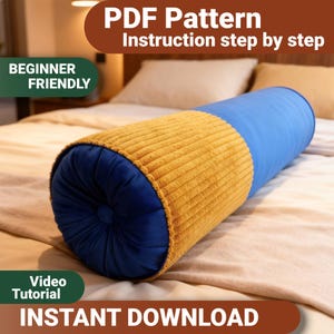 Peut inclure: Un coussin traversin cylindrique avec une extrémité en velours bleu profond dotée d'un bouton central, reliée à une large bande de velours côtelé jaune moutarde, suivie d'une section bleue lisse. Le texte indique PDF Pattern, Instruction step by step.