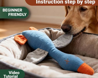 Puede incluir: Un juguete de peluche azul con forma de ganso, detalles naranjas y ojos bordados, sobre una cama beige para mascotas. La imagen incluye textos superpuestos que dicen PDF Pattern, Instruction step by step, BEGINNER FRIENDLY, Video Tutorial e INSTANT DOWNLOAD.