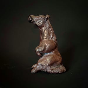 Artefacto de caballo cocido en horno de leña — Escultura de cerámica OOAK + Pergamino Sumi-e