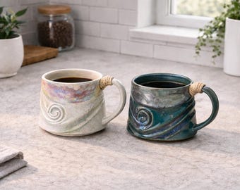 Handgemaakte keramische koffiemok, kop van rustiek aardewerk, artistiek glazuur, handvat van touw (250 ml)