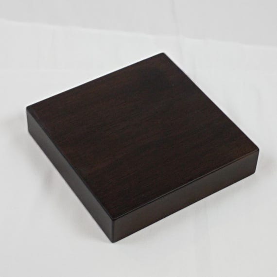 Peanas madera recta. Madera maciza. Grosor 3 cms. Acabado Nogal oscuro mate. Varias medidas