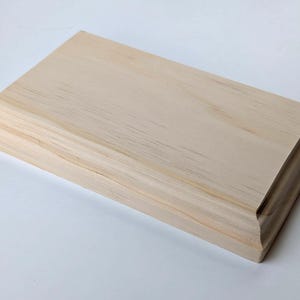 Rechthoekige houten sokkels. Gemaakt van massief grenenhout. Rauw kunnen ze geverfd worden. Omgeslagen rand.