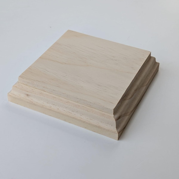 Peanas madera cuadradas. En madera de pino macizo. En crudo, se pueden pintar. Borde torneado.