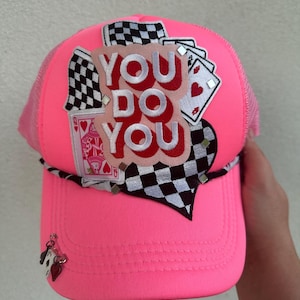 Boné de caminhoneiro Las Vegas "You Do You" | Pôquer, cartas, boné de caminhoneiro Lucky Casino | Viva Las Vegas • Emblema xadrez neon • Boné Las Vegas Nights
