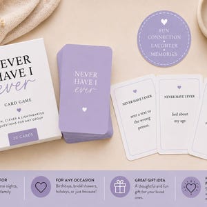 Op de afbeelding: Een Never Have I Ever kaartspel bestaande uit een witte doos met zwarte en paarse tekst, een stapel paarse kaarten en drie witte speelkaarten met tekstvragen. Een ronde paarse sticker met witte tekst is in de set inbegrepen.