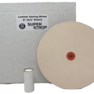 Puede incluir: Una rueda de afilar de cuero de 20,3 cm de ancho para afilar herramientas. La rueda es beige y tiene un agujero central rojo. El embalaje es blanco con el texto "Leather Honing Wheel 8" (3/4" Width) SUPER STROP" impreso en él.