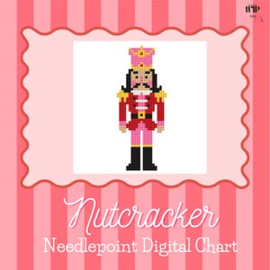 Pode incluir: Um gráfico digital de ponto de cruz com uma ilustração pixelizada de um soldado Quebra-Nozes. O soldado usa um uniforme rosa com detalhes vermelhos, ombreiras douradas e uma coroa rosa. O texto "Nutcracker Needlepoint Digital Chart" está abaixo.