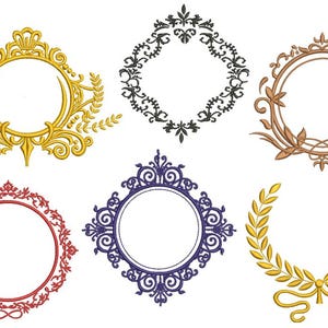 Op de afbeelding: Collectie van zes sierlijke borduurontwerpen met frames en kransen. Ontwerpen omvatten gouden, zwarte, rode en blauwe frames met ingewikkelde details, en een gouden lauwerkrans met een strik.